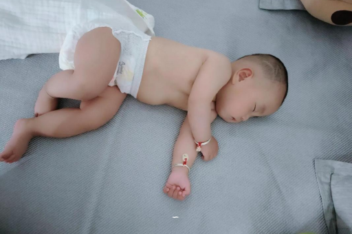 新疆宝宝肠胀气的症状